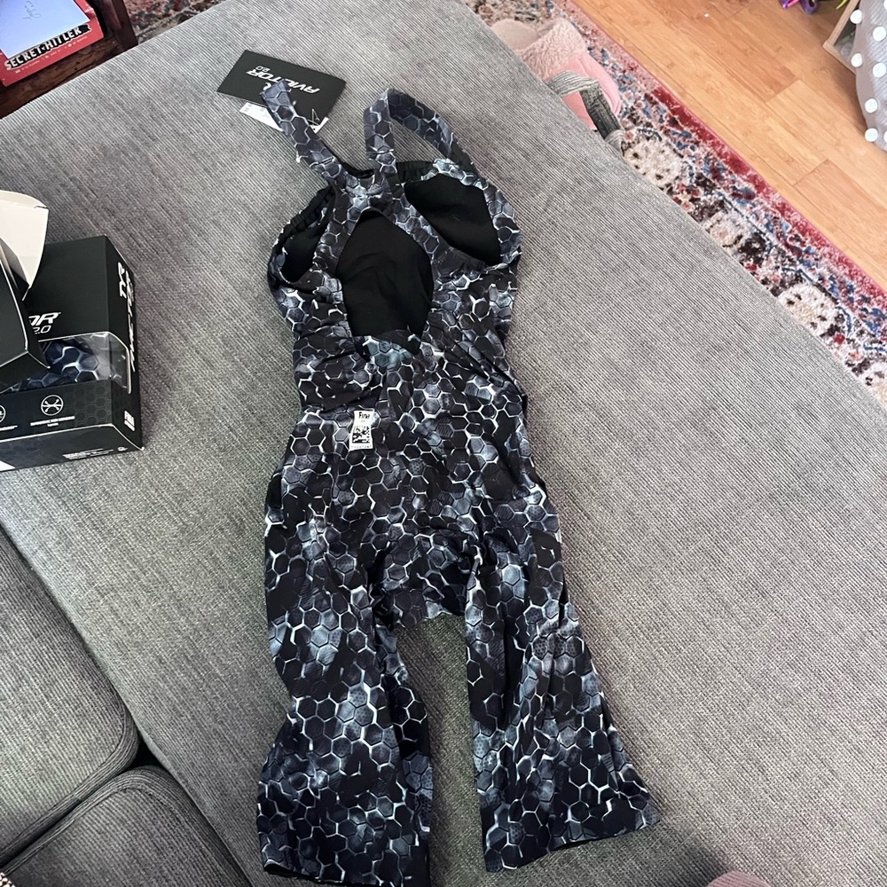 NWT: TYR Women's Avictor 2.0 Swimsuit in Black and Gray, Open Back - Picture 2 of 9